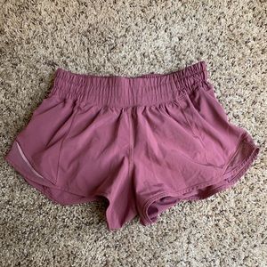 lululemon hotty hot shorts 2.5”
